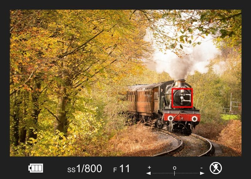 秋の機関車が奥から手前に向かってきている写真