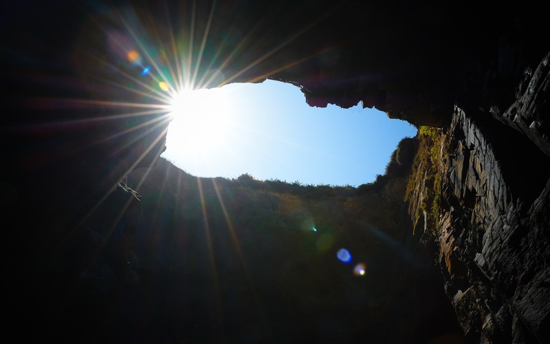 洞窟の隙間から撮った太陽とゴースト