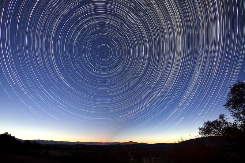 長時間撮影による北極を中心にした星の光跡写真
