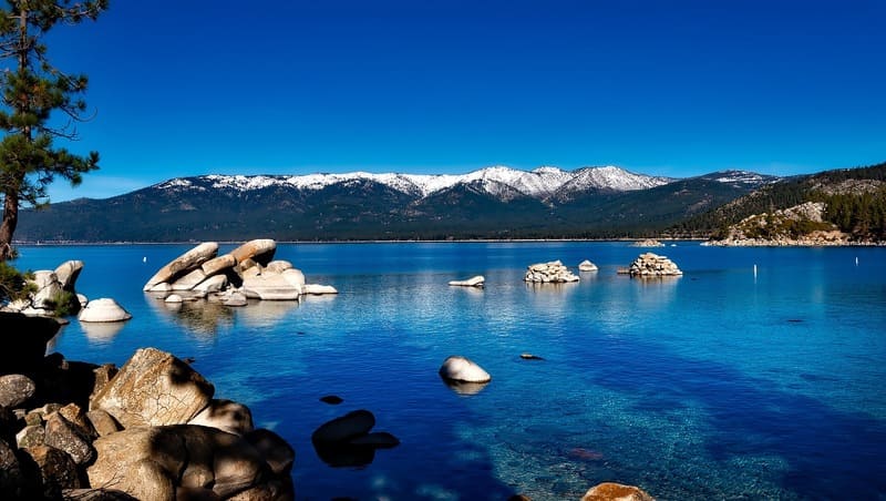 青空と青い湖の写真