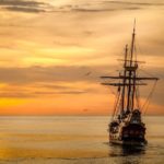 大海原の船と夕日