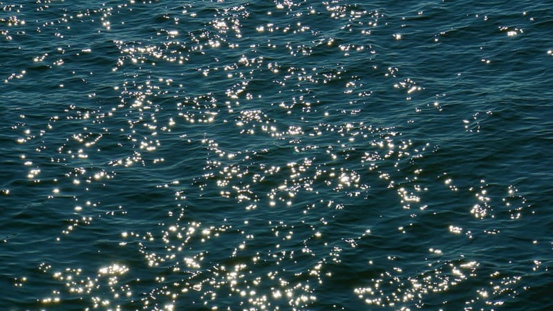 水面に反射した太陽光
